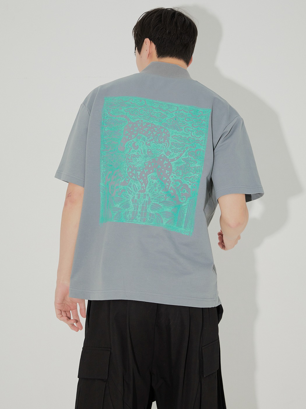 쌍호흉배티셔츠 RM23T502